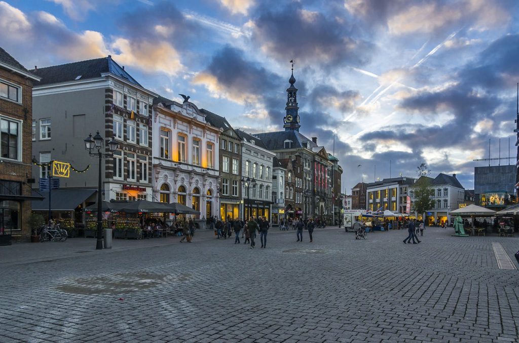 Mensen lopen 's avonds in Den Bosch